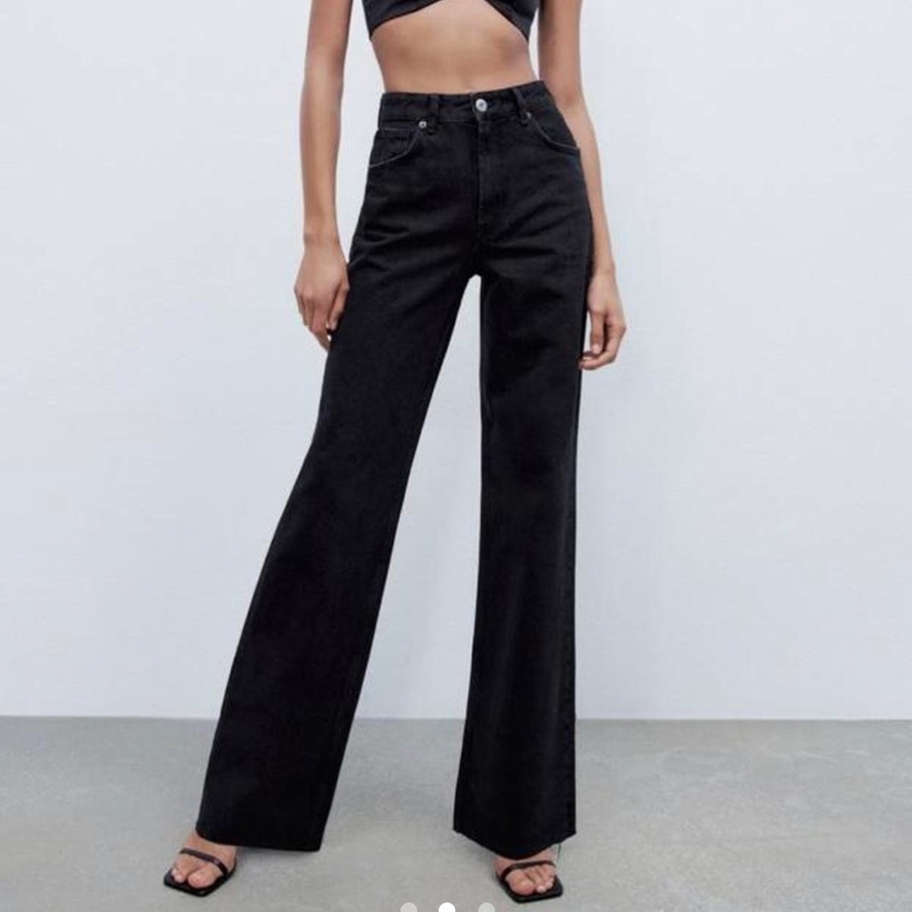 Most perfect black wide leg jeans from Zara. Only worn once or twice.